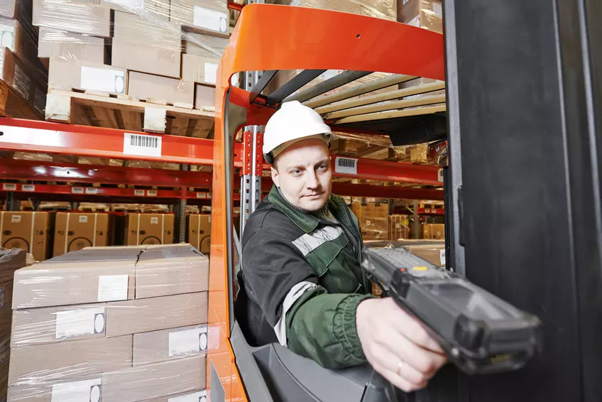 kolektor danych w magazynie terminal